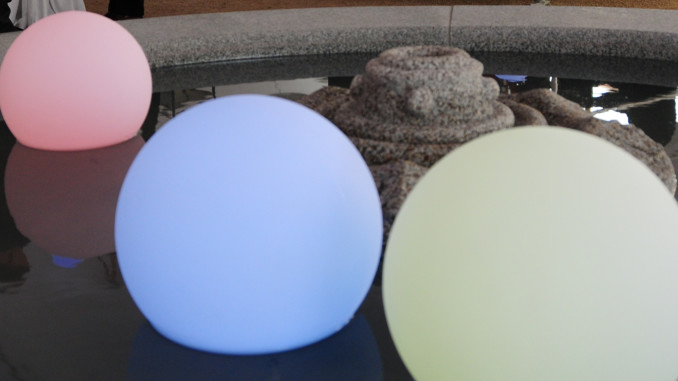 cubelights-im-wasser-678x381